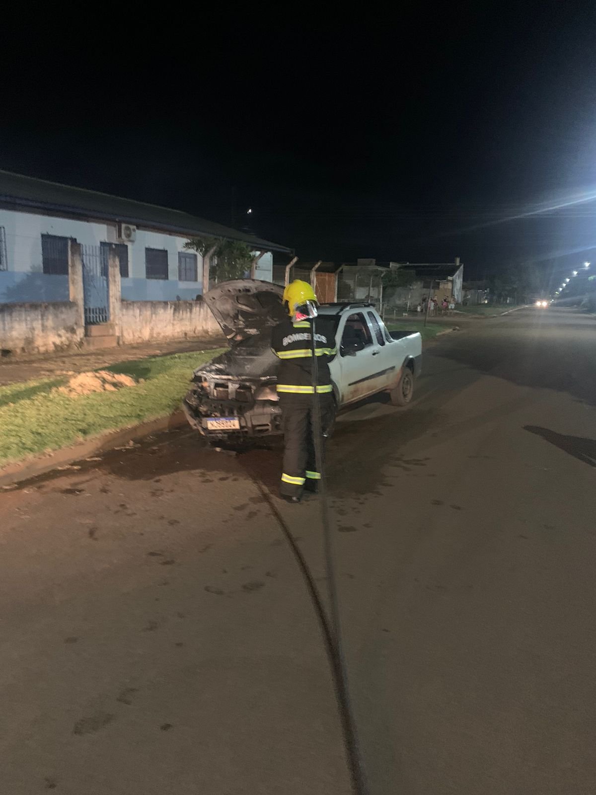 Bombeiros combatem fogo em veículo no Setor Cidade Nova em Guarantã do Norte