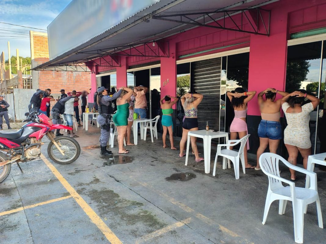 Alta Floresta: duas jovens são resgatadas e 25 pessoas abordadas em estabelecimento que explorava prostituição; mulher é detida