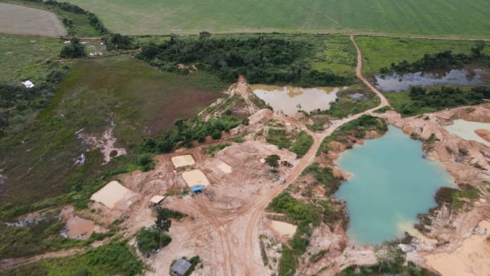 Novo Mundo: operação flagra garimpo ilegal em propriedade; área é arrendada por cooperativa de Alta Floresta; dois são conduzidos