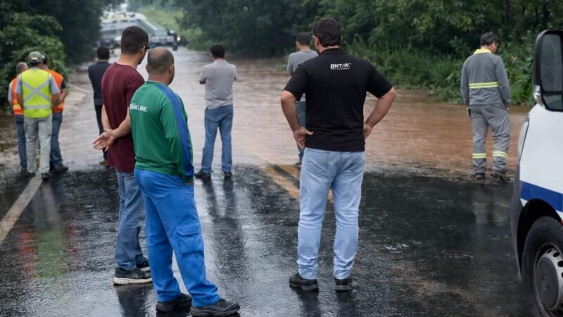 Pista é liberada na MT-010 após córrego transbordar e local segue monitorado