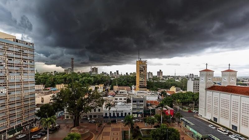 Todos os municípios de MT entram em alerta para o risco de tempestades e queda de raios