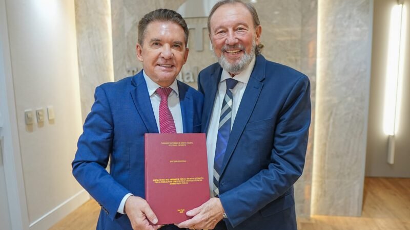 Conselheiro entrega tese de doutorado ao presidente do TCE e ao governador de MT