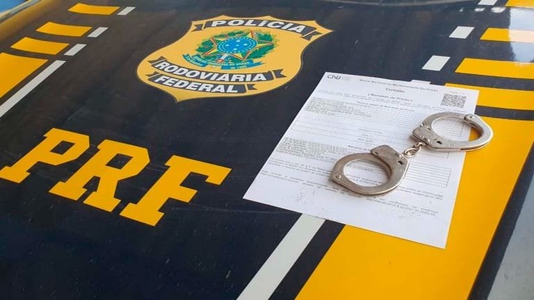 Acusado de estupro é preso pela PRF durante discalização de ônibus em Poconé