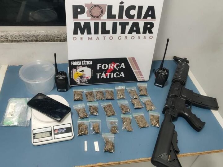 Faccionado é preso em bar com drogas e simulacro de fuzil durante a madrugada