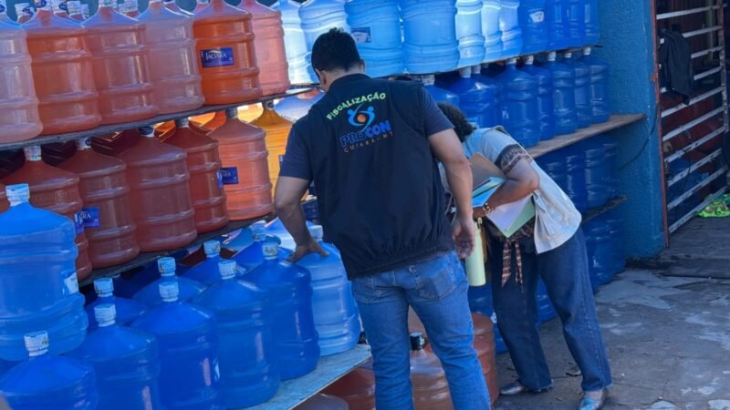 Fiscalização flagra distribuidora vendendo água de torneira como se fosse mineral em Cuiabá