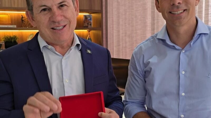 Mauro Mendes recebe prêmio nacional por alfabetização na idade certa; MT é destaque