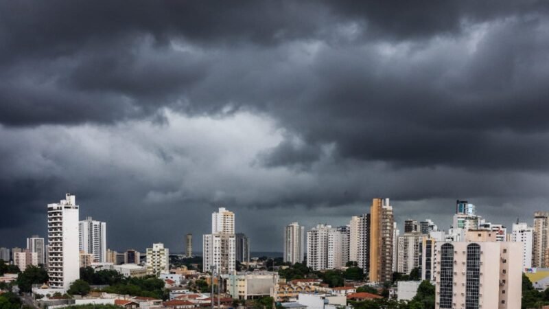 Cuiabá tem alerta para chuvas intensas, raios, alagamentos e ventos que podem chegar a 100 km/h