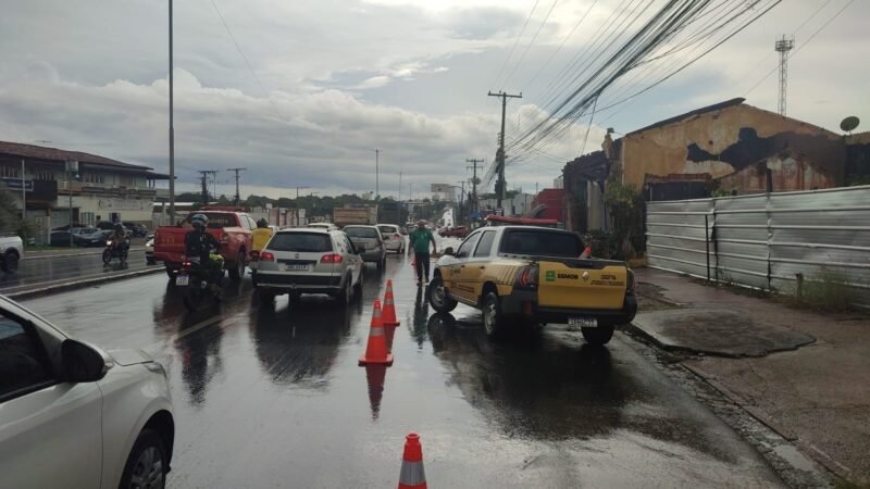 Temporal derruba casa sobre parte de avenida, faz córrego  transbordar e deixa motorista ilhado em Cuiabá