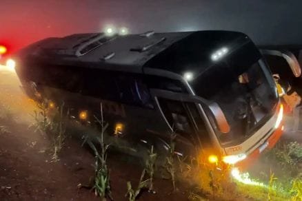 Corpo de Bombeiros socorre passageiros após ônibus sair da pista na BR-163; vídeo