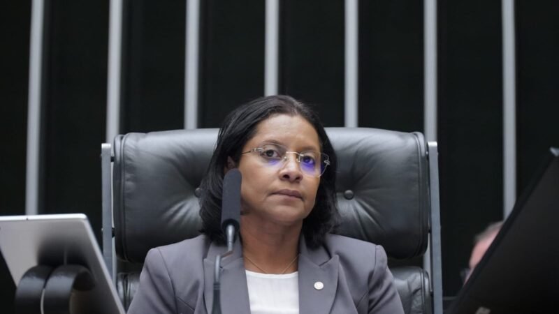 Gisela preside Câmara Federal, relata e aprova PL que libera spray de pimenta