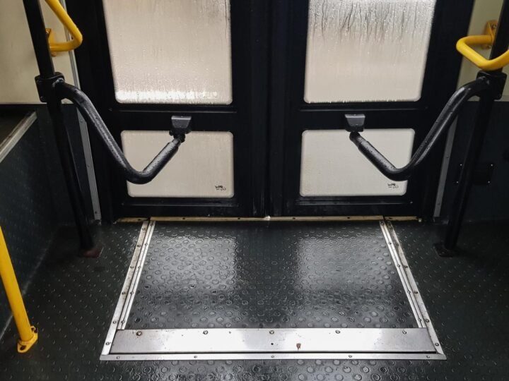 Empresa terá que indenizar mulher que ficou presa em porta de ônibus e foi arrastada no embarque