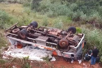 Motorista morre após caminhão de sorvete capotar em rodovia federal de Mato Grosso