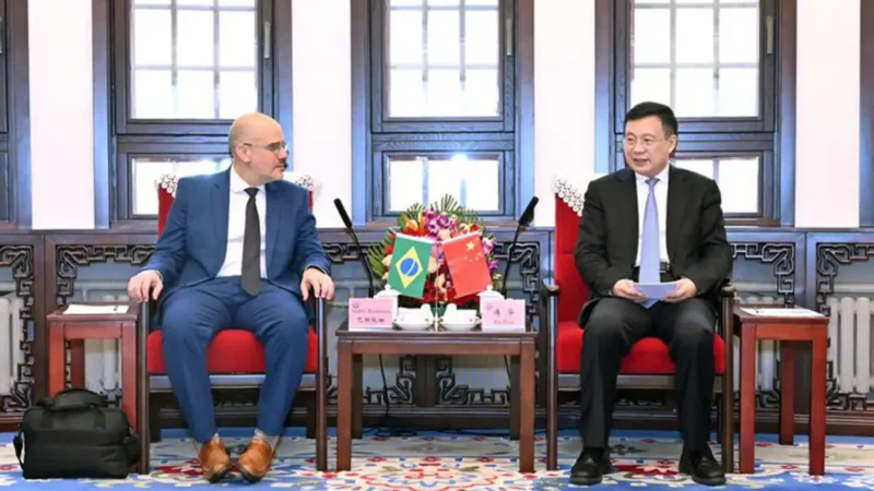 Presidente da EBC busca parcerias em visita institucional à China