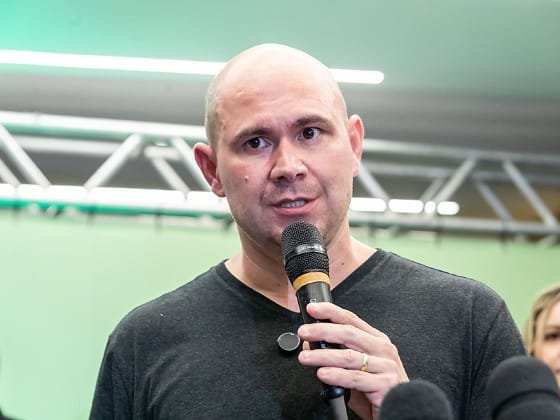 Prefeito lança aplicativo para população denunciar buracos nas ruas da capital