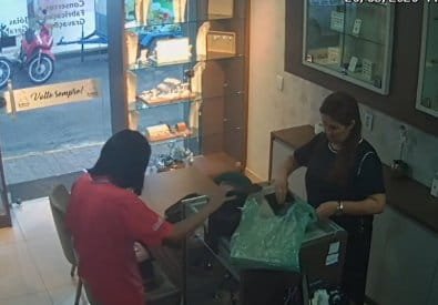 Criminosos invadem e assaltam duas joalherias no centro de Cuiabá; empresário é baleado