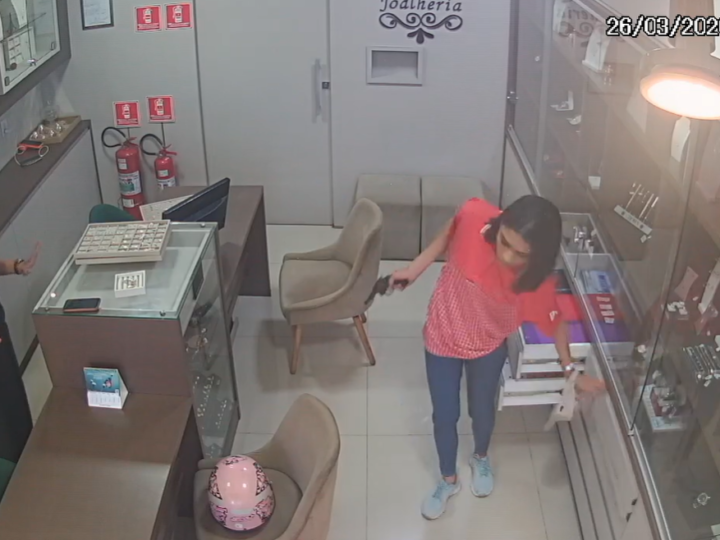 Casal é preso por roubo em joalheira de Cuiabá; imagens mostram ação