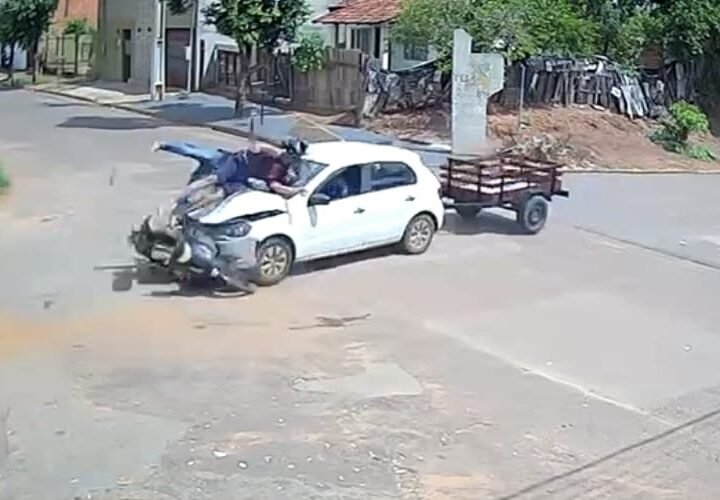 Idoso morre após motorista bêbado avançar cruzamento e atingir motocicleta; veja vídeo