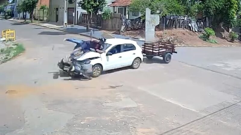 Idoso morre após motorista bêbado avançar cruzamento e atingir motocicleta; veja vídeo