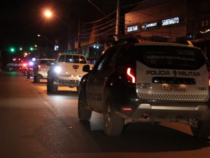 Homem é preso em flagrante após agredir namorada e atear fogo em residência em Cuiabá
