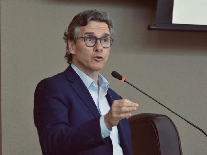 Gallo diz que corte de imposto não reduz preço do combustível: “não chega na bomba”