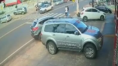 Vídeo mostra momento em que idosa de 75 anos é atropelada na faixa de pedestres