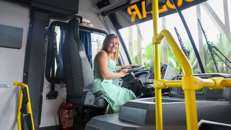 Várzea Grande recebe três ônibus escolares e amplia atendimento para mais de 110 crianças