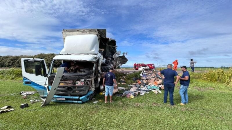 Colisão frontal entre caminhões deixa um motorista morto e outro ferido na rodovia BR-070