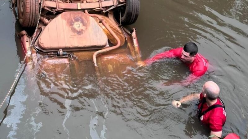 Bombeiros resgatam corpo de motorista após veículo cair e ficar submerso em rio