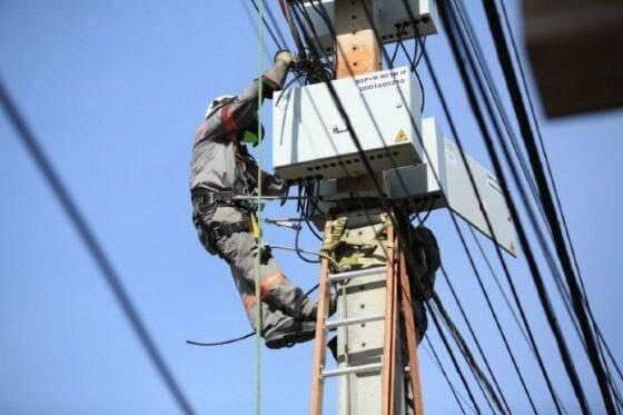 Moradora consegue na Justiça ligação de energia elétrica e indenização de R$ 10 mil em MT