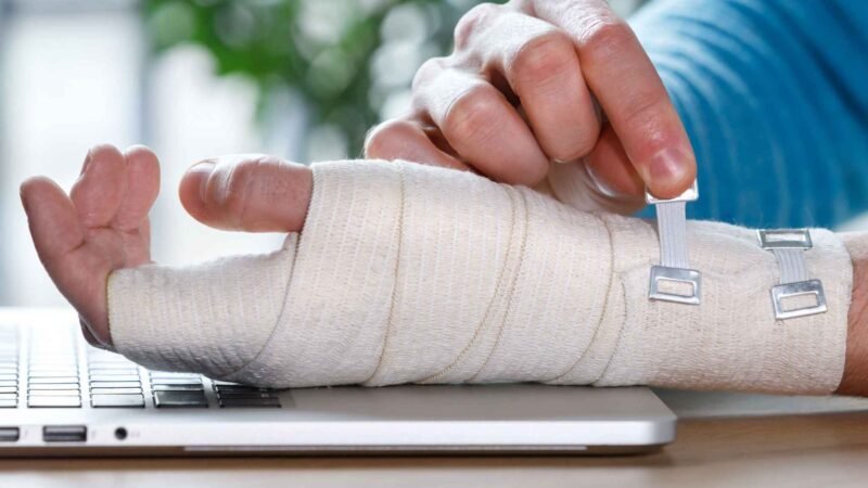 Justiça garante benefício a jovem que perdeu parte do dedo no trabalho