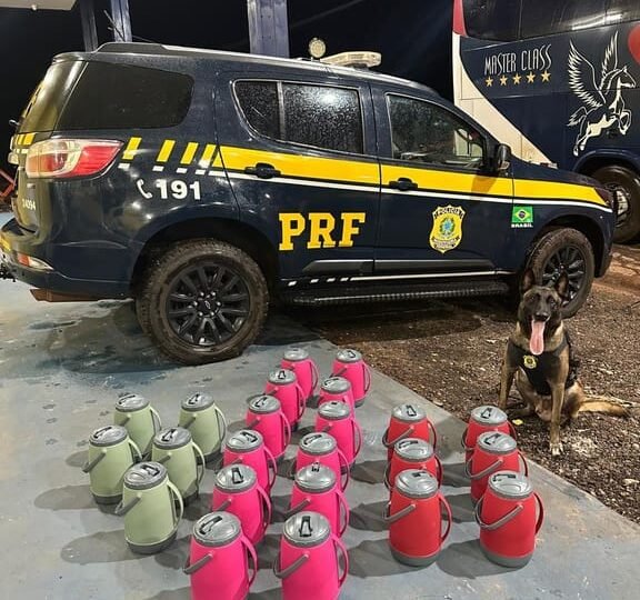 PRF flagra garrafas térmicas com drogas dentro de ônibus na rodovia BR-364 em MT