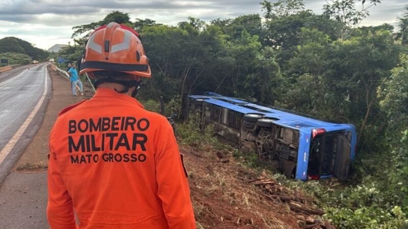 Ônibus de viagem tomba de madrugada e deixa dois passageiros mortos em MT