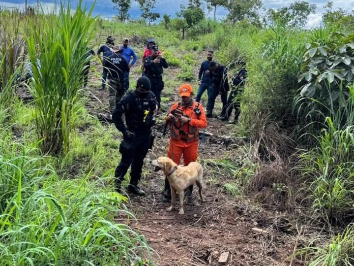 Corpo de homem desaparecido após sequestro é encontrado enterrado em área de mata