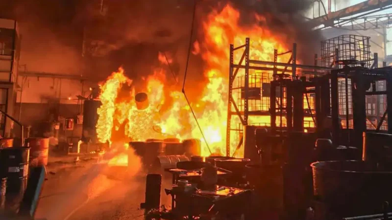 Grande incêndio atinge distribuidora de tintas em Diadema (SP)