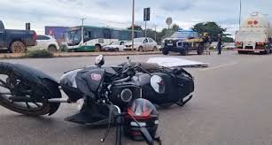 Mulher de 28 anos morre em acidente entre caminhão e moto em avenida de Cuiabá