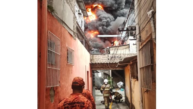 Incêndio de grandes proporções atinge galpão no Rio