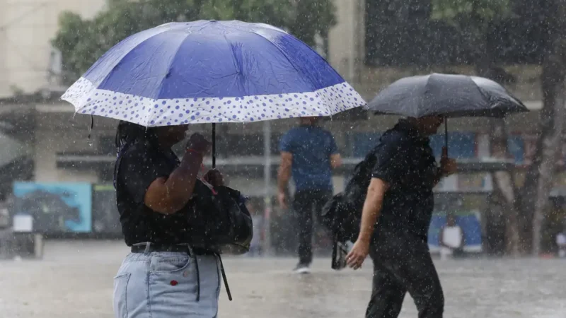 Semana começa com alerta laranja de chuvas intensas em 17 estados