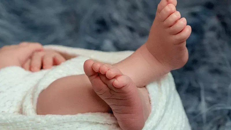 Bebê de 1 ano é internado em UPA com sinais de agressão em MT; mãe é suspeita