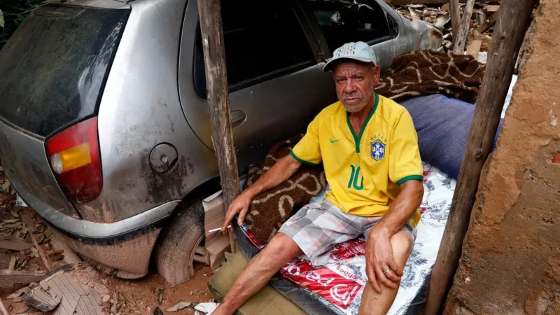 Morador de Juiz de Fora vive entre escombros de casa atingida por lama