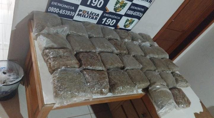 PM apreende 30 tabletes de super maconha em ônibus de viagem em Vila Bela