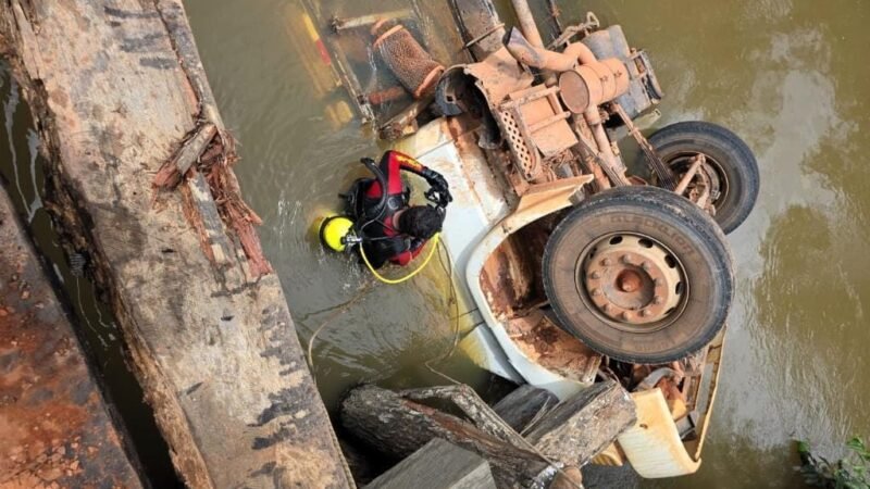 Caminhão com cimento e botijões de gás cai de ponte e mata mulher em zona rural