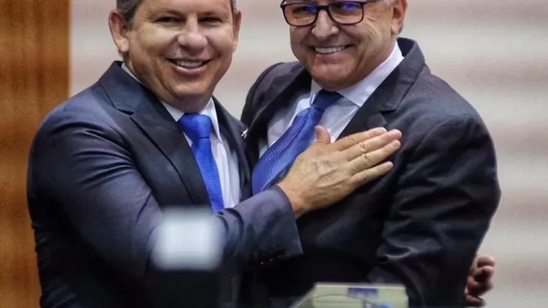 Mauro transmite o cargo de governador em sessão solene na Assembleia e elogia Piveta