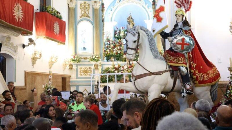 Fiéis se concentram no centro do Rio para celebrar dia de São Jorge