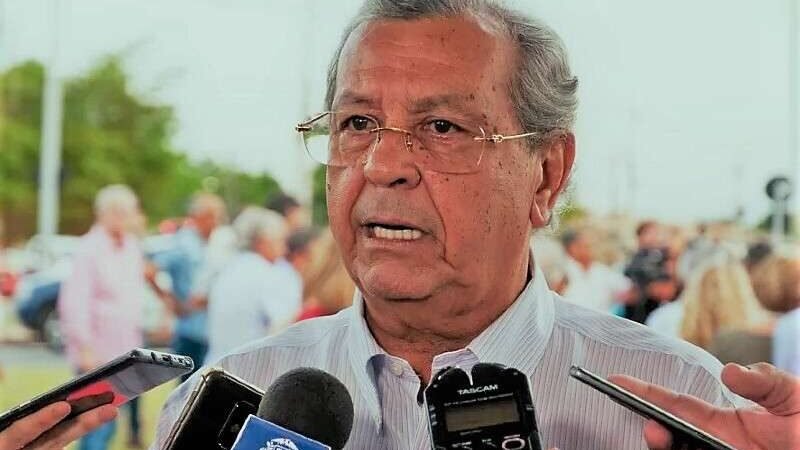 Jayme Campos se emociona e nega recuo de pré-candidatura ao governo: “Ninguém me tira do páreo”