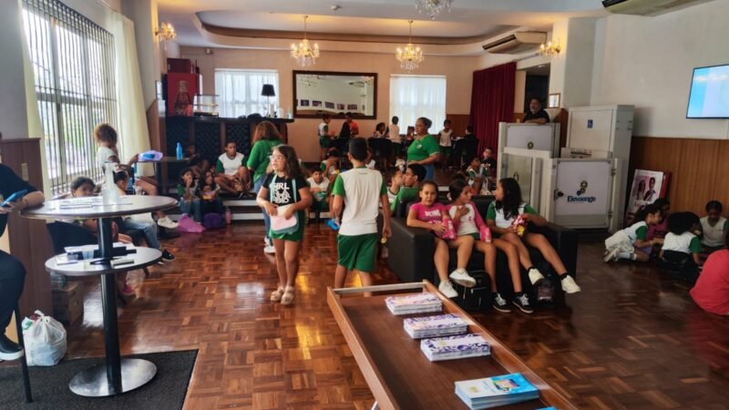 Livro com histórias “da Vovó do Coxipó” é lançado e distribuídos para alunos de Cuiabá