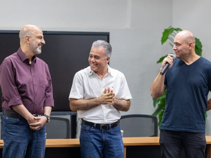 Prefeito se despede de Amauri e anuncia Reginaldo como novo secretário interino da Educação