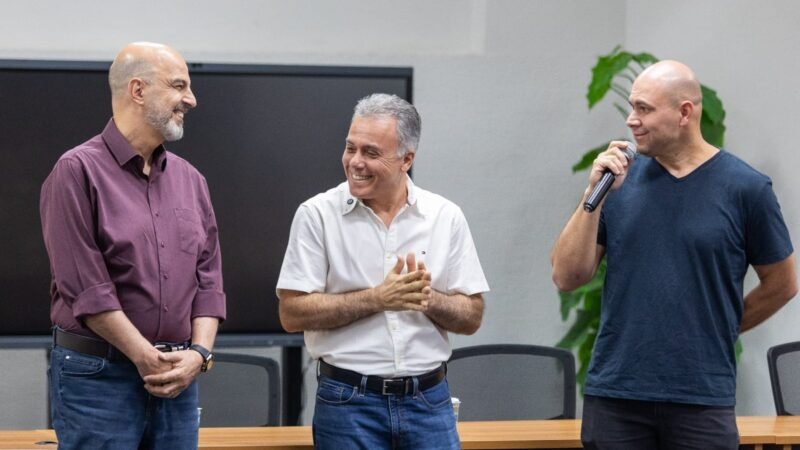 Prefeito se despede de Amauri e anuncia Reginaldo como novo secretário interino da Educação