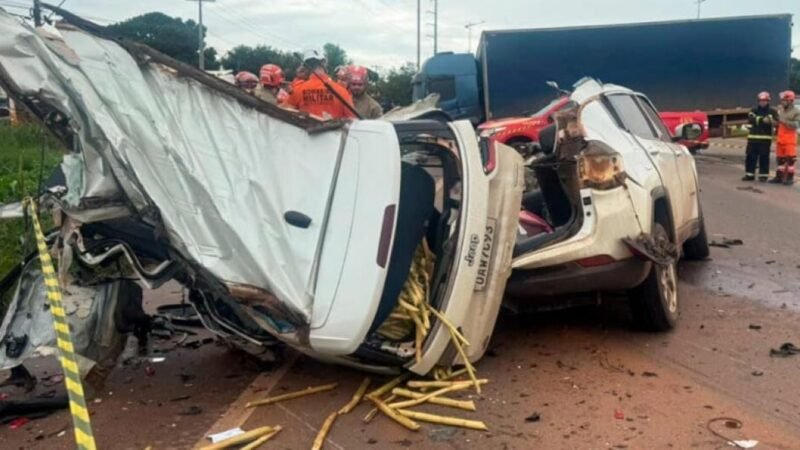 Colisão entre Jeep Compass e caminhão mata casal e deixa uma pessoa ferida; veja vídeo