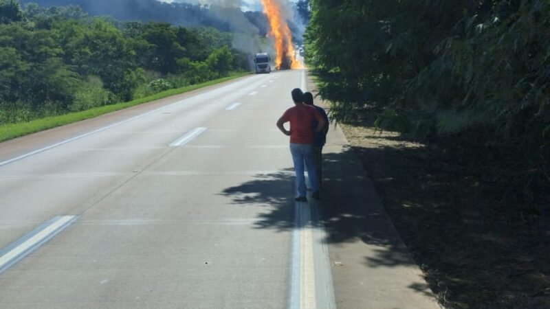 Carretas colidem e provocam incêndio de grandes proporções na Serra de São Vicente