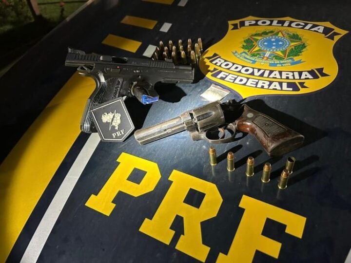 PRF apreende armas de fogo, munições e droga dentro de veículo na rodovia BR-163